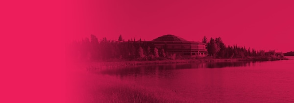 Image d'entête du dossier Élections T.N.-O., avec en arrière-plan une vue extérieure de l'Assemblée législative, à Yellowknife.
