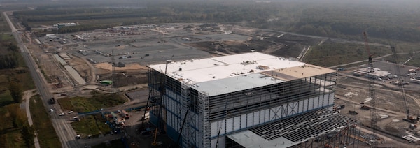 L'usine Ultium Cam en contrustion en vue aérienne.