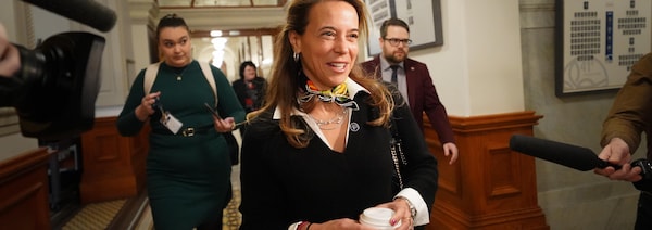 La ministre de l'Habitation, France-Élaine Duranceau, dans les corridors de l'hôtel du Parlement, à Québec. 