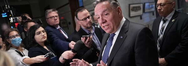 François Legault en mêlée de presse.
