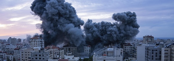 Un panache de fumée s'élève à la suite d'une frappe aérienne israélienne, dans la ville de Gaza, le samedi 7 octobre 2023.