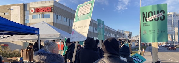 Une manifestation devant un hôpital.