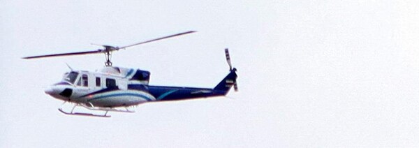 Un hélicoptère décolle.