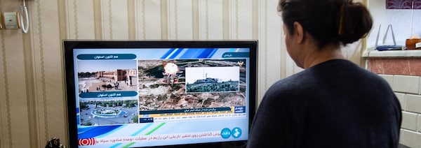 Une femme regarde la télévision iranienne.