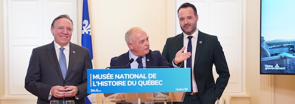 Le ministre Julien, flanqué de François Legault et de Mathieu Lacombe, en conférence de presse.