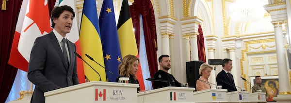 Le premier ministre canadien Justin Trudeau avec la première ministre italienne Giorgia Meloni, le président ukrainien Volodymyr Zelenskyy, la présidente de la Commission européenne Ursula von der Leyen et le premier ministre belge Alexander De Croo.