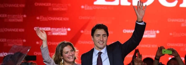 Justin Trudeau et son épouse, Sophie Grégoire, célèbrent la victoire du Parti libéral du Canada lors de l’élection générale du 20 octobre 2015.