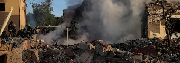 Intervention des pompiers après un tir de missile russe à Kharkiv, le 10 mai 2024.