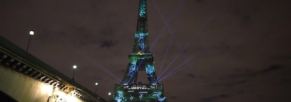 La tour Eiffel est illuminée en arbre géant en marge de la Conférence de Paris sur le climat
