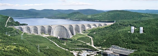 La centrale Manic-5, la centrale Manic-5-PA et le barrage Daniel-Johnson font partie du vaste complexe Manic aux outardes.