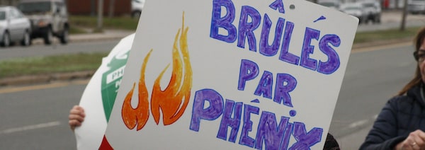 Une pancarte de manifestants qui porte la mention « Brûlés par Phénix ».