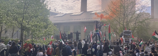 Des manifestants propalestiniens sur le campus des sciences de l'UQAM, le 12 mai 2024.