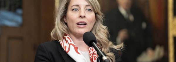 La ministre canadienne des Affaires étrangères, Méalnie Joly, répondant aux questions des journalistes à Ottawa.