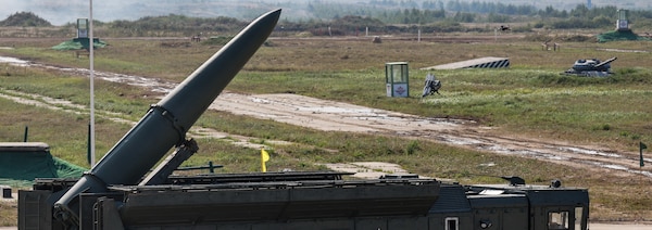 Un système de missile Iskander mis en place sur un champ de bataille.