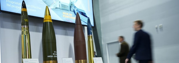Des missiles exposés dans le cadre du salon de l'industrie militaire canadienne CANSEC à Ottawa, le 30 mai 2024.