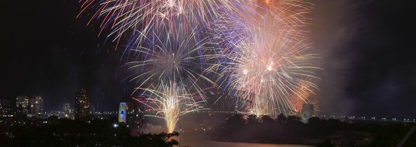 Des feux d'artifice explosent sur le Harbour Bridge de Sydney alors que les célébrations du Nouvel An commencent en Australie, le lundi 1er janvier 2024.