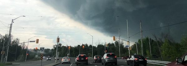 Un nuage gris au-dessus d'une rue d'Ottawa.