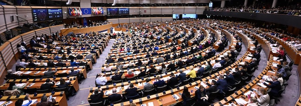 Des centaines d'élus rassemblés en plénière dans une vaste salle du parlement européen.