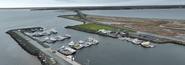 Une photo de drone du quai de Miscou, où les bateaux sont à quai. 