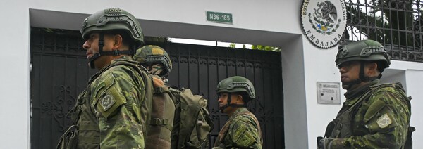 Des soldats montent la garde devant l’ambassade du Mexique à Quito, le 5 avril 2024. 