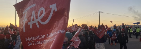 Des manifestants devant le port de Québec.