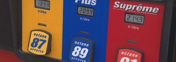 Une pompe à essence affiche le prix de 189,9 cents le litre pour de l'essence ordinaire et le prix de 209,9 cents le litre pour de l'essence Plus.
