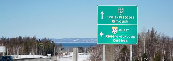 Fin de l'autoroute 20 à Notre-Dame-des-Neiges. Un panneau indicateur annonce la route 132 vers Trois-Pistoles et Rimouski.