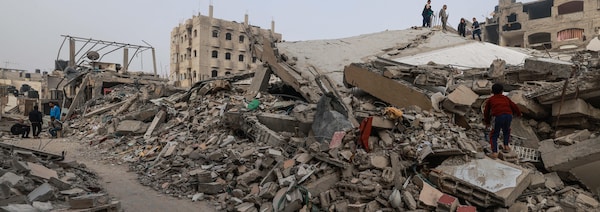 Des gens dans les décombres d'une ville bombardée en Palestine.