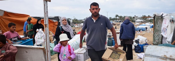 Des Palestiniens se préparent à fuir Rafah.