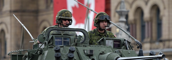 Photo d'archives montrant des soldats canadien à bord d'un véhicule blindé léger (VBL) lors d'un défilé à Ottawa, le 9 mai 2014.