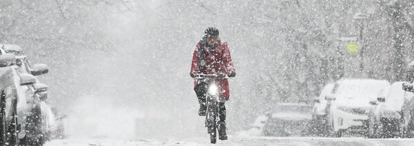 Un cycliste circule dans la tempête.