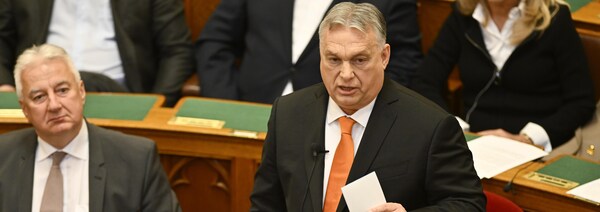 Viktor Orban debout, en Chambre, s'adresse à des élus attentifs.