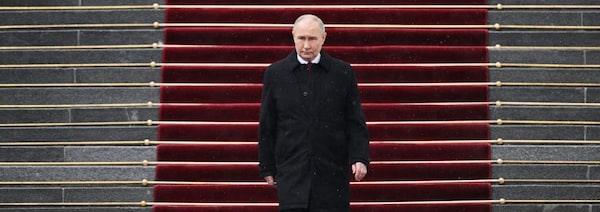 Le président russe Vladimir Poutine passe en revue le régiment présidentiel après la cérémonie d'investiture. 