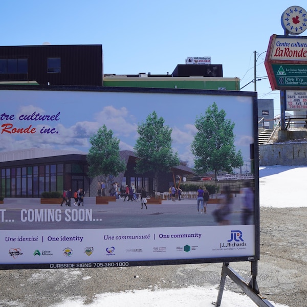 Affiche annonçant la construction prochaine du nouvel édifice du Centre culturel La Ronde à Timmins.