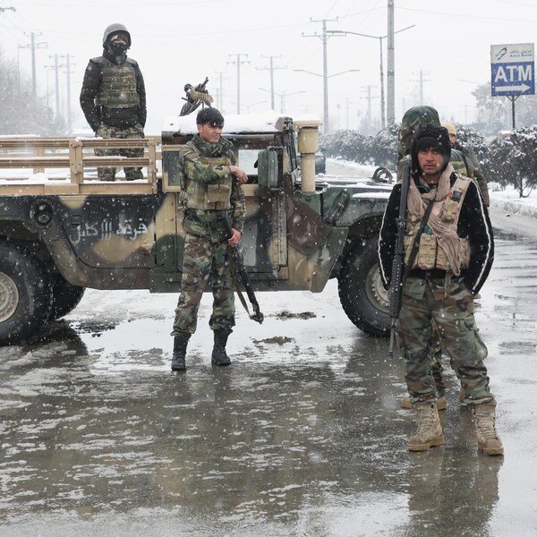 Des soldats des forces de sécurité afghanes bloquent une rue.