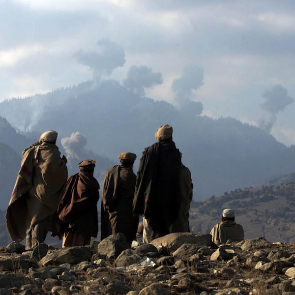 Des combattants anti talibans dans les montagnes de Tora Bora, en Afghanistan, en décembre 2001