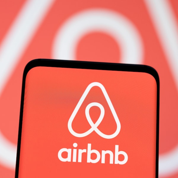 Le logo d'Airbnb sur un téléphone.