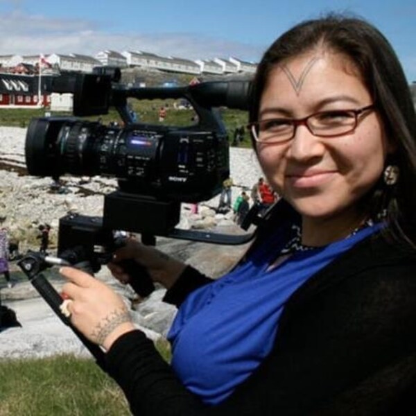  La réalisatrice Alethea Arnaquq-Baril tient une caméra dans les mains.