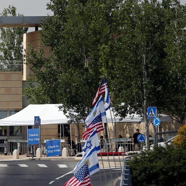 Des drapeaux américains et israéliens installés le long de la route menant à l'ambassade américaine à Jérusalem.