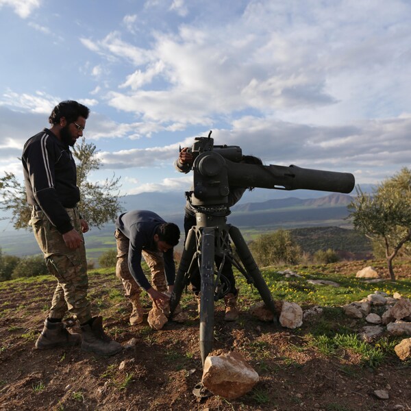 Deux combattants installent un système TOW sur une montagne surplombant Afrine.