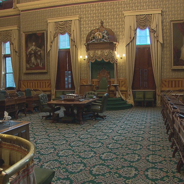 À l'Assemblée législative à Fredericton, les sièges sont vides. 