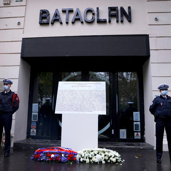 Des policiers français debout devant la salle de concert Le Bataclan, à Paris.