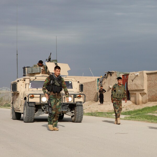 Des soldats afghans montent la garde devant la base militaire prise pour cible par les taliban.