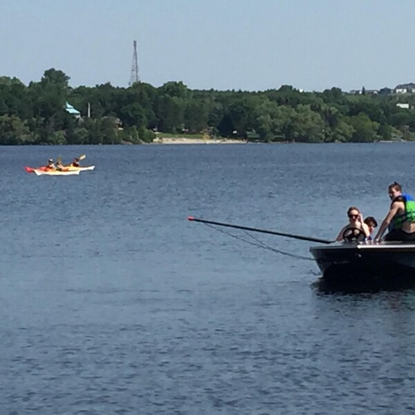 Bateaux et kayaks doivent cohabiter sur le lac Ramsey.