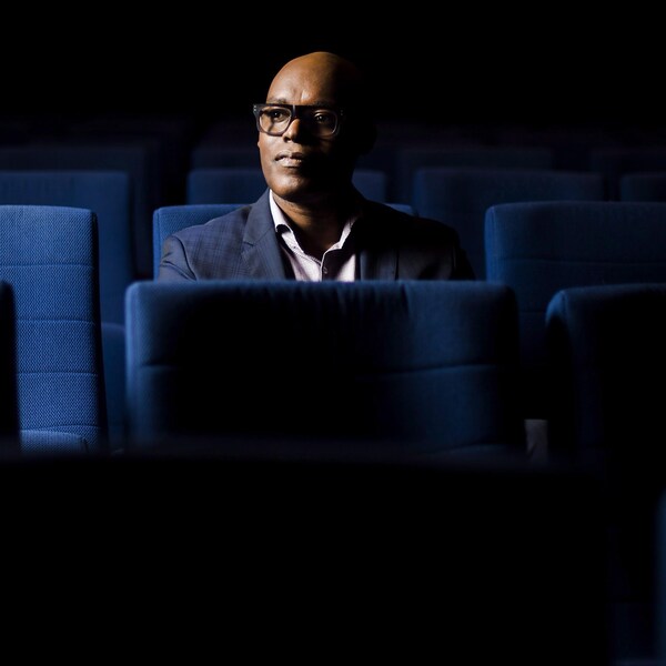Le directeur artistique du TIFF, Cameron Bailey, dans une salle de cinéma