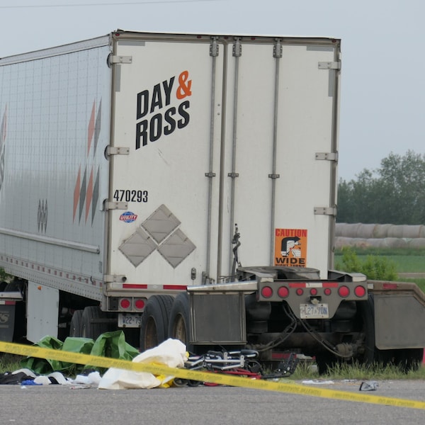 Un camion semi-remorque accidenté de la compagnie de transport Day & Ross. 15 juin 2023