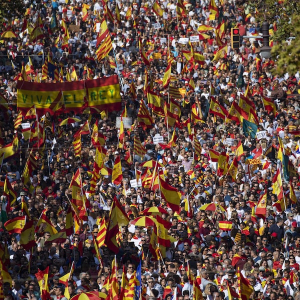 Une foule compacte brandissant des drapeaux aux couleurs de l'Espagne, au soleil