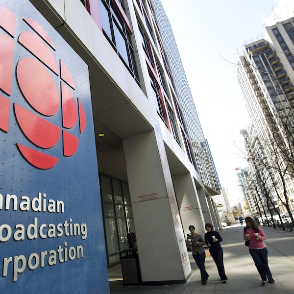 Une entrée de l'édifice de CBC à Toronto.