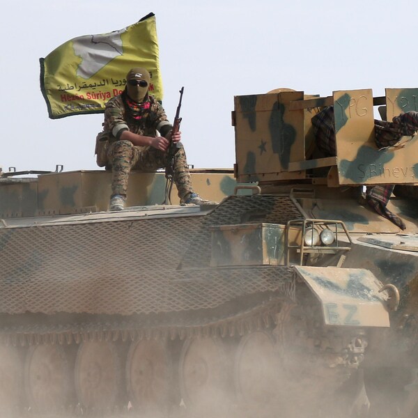 Des soldats des Forces démocratiques syriennes sur un blindé au nord de Raqqa.
