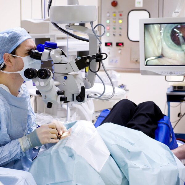 Un ophtalmologiste pratique une chirurgie de la cataracte.